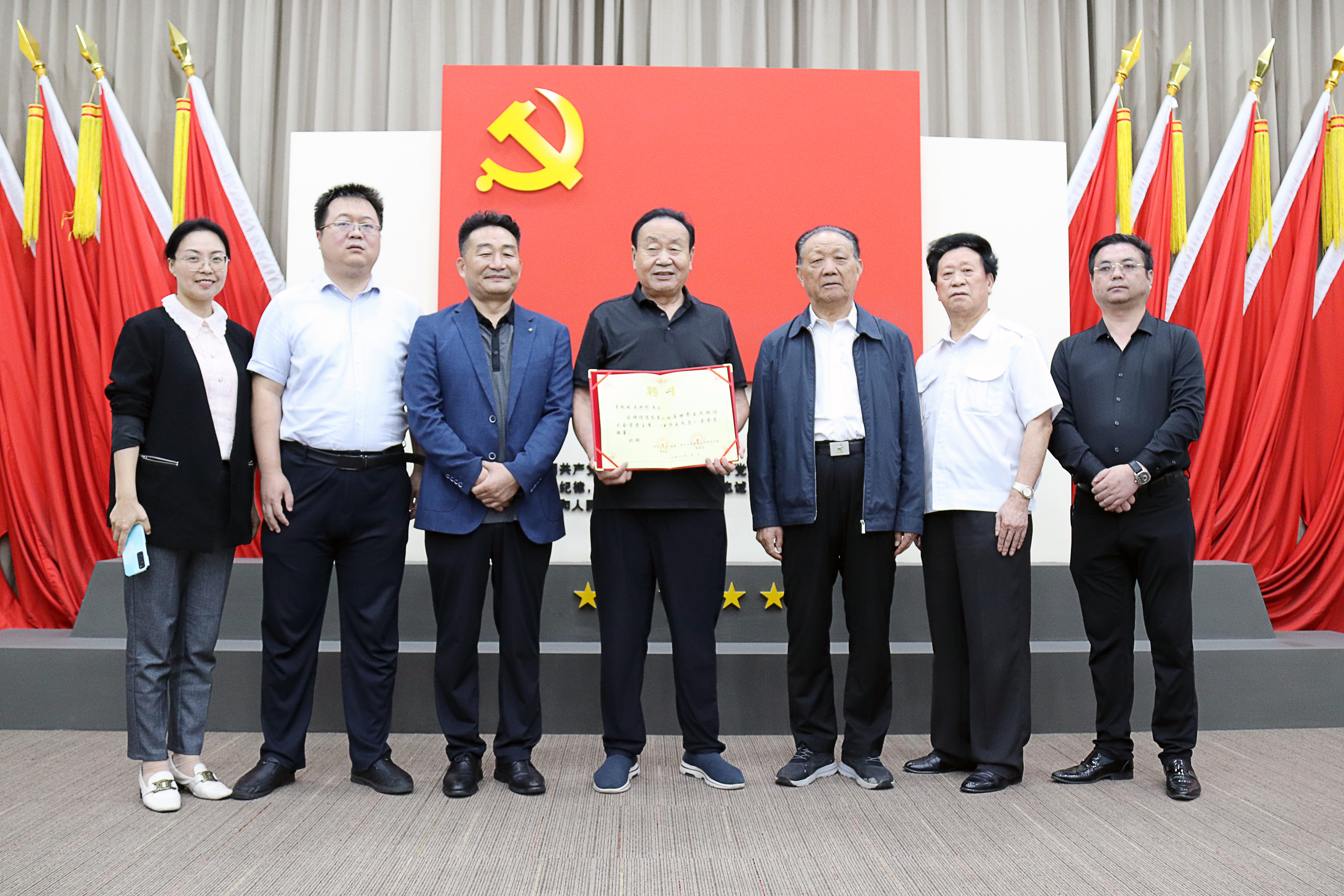 河南省王氏文化研究會一行蒞臨新蒲建設(shè)集團(tuán)參觀交流，并為集團(tuán)董事局主席王雙對頒發(fā)聘書